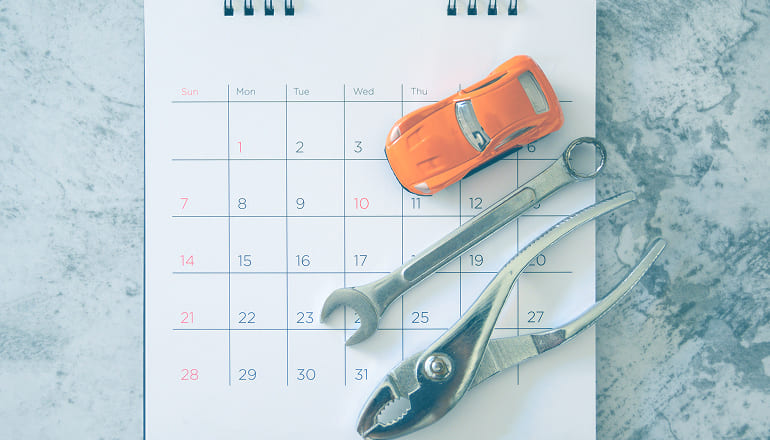 coche y herramientas de reparacion accidente de coche encima de un calendario, cuanto se tarda en recibir la indemnizacion?